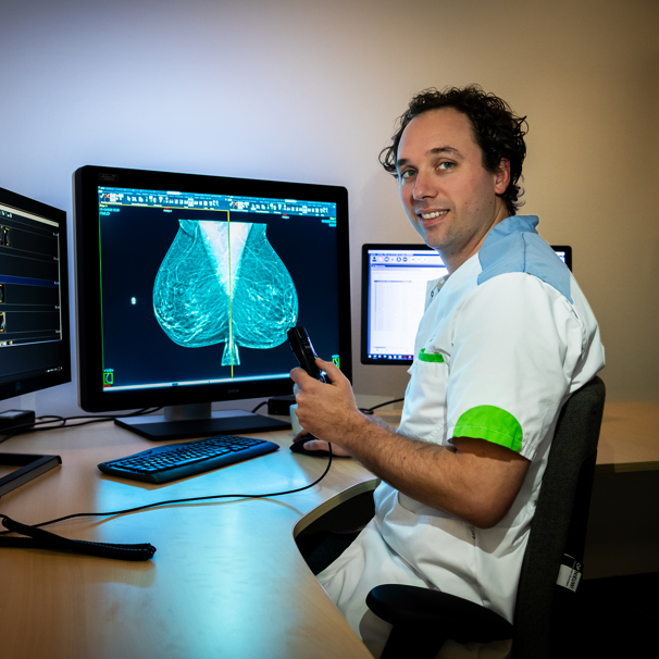 Foto van Rob van Bommel, radioloog bij het Anna Ziekenhuis Radioloog Rob controleert de mammografie van een patiënt