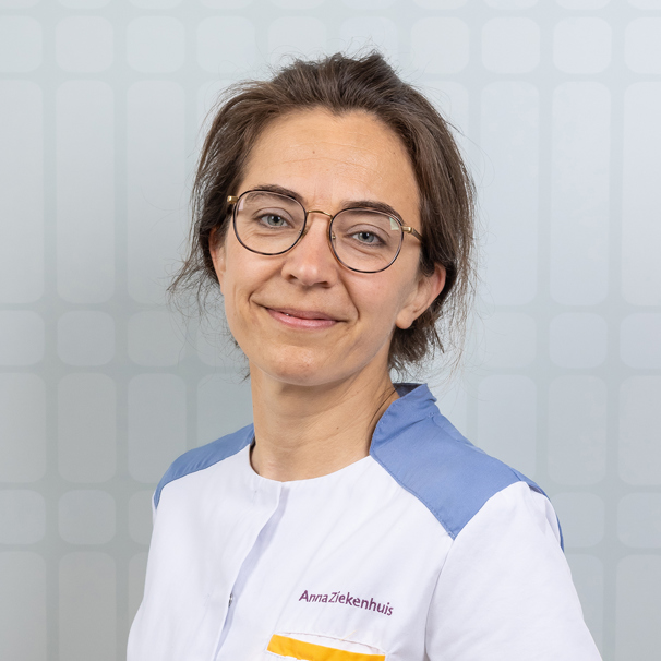 Profielfoto van Linda Van De Winkel - internist oncoloog Linda Van De Winkel is internist oncoloog bij het Anna Ziekenhuis