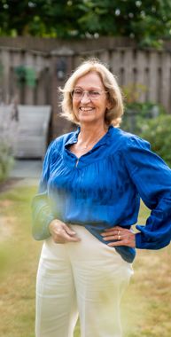 Helma staat in haar tuin en lacht Helma kreeg de diagnose Khaler, een vorm van bloedkanker