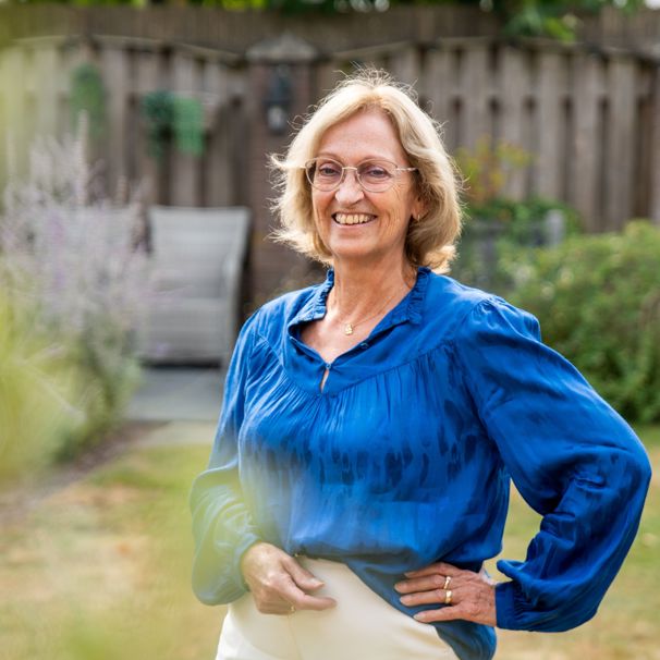 Helma staat in haar tuin en lacht Helma kreeg de diagnose Khaler, een vorm van bloedkanker