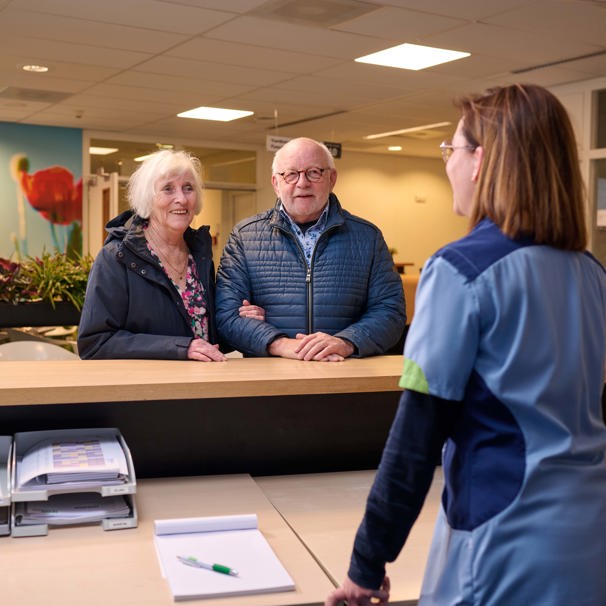 Patiënt ligt in ziekenhuisbed en is met slangen verbonden aan apparaten en een monitor, naast hem staan twee zorgverleners die met hem praten Cardiologie voor onderzoek, advies en behandeling van hartklachten, zoals hartfalen en hartritmestoornissen