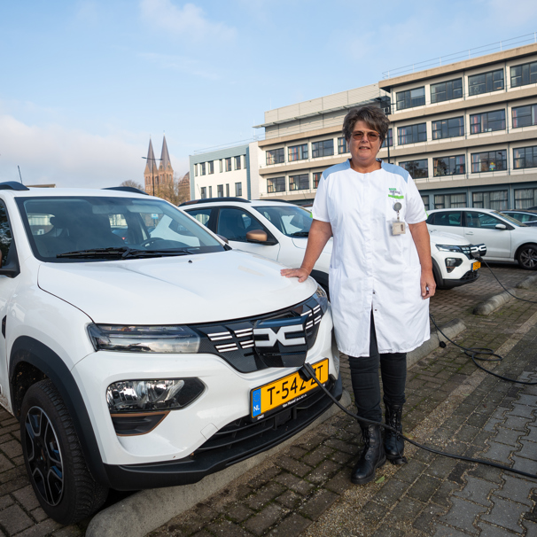 Medewerker van het Anna Ziekenhuis staat voor een elektrische auto van de bloedafname Sinds kort rijdt de bloedafname van het Anna Ziekenhuis CO2-neutraal naar adressen in onze regio.