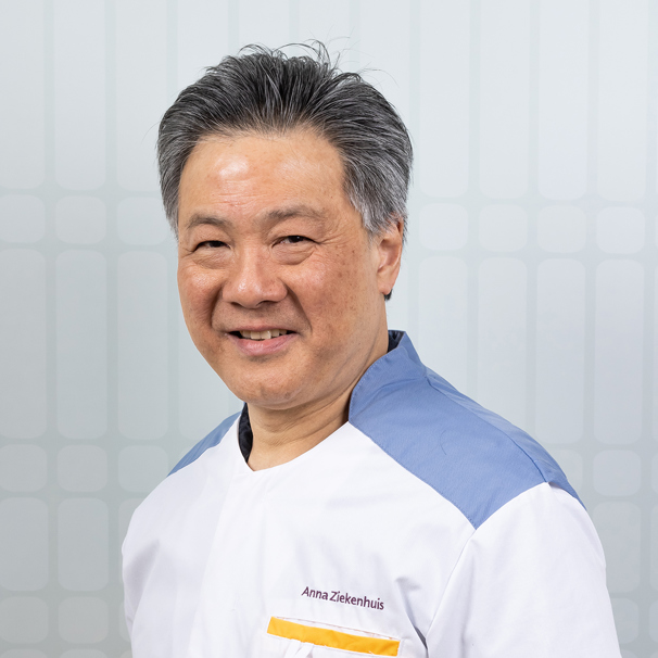 Profielfot van Satria Husada - anesthesioloog en pijnspecialist Satria Husada is anesthesioloog en pijnspecialist bij het Anna Ziekenhuis
