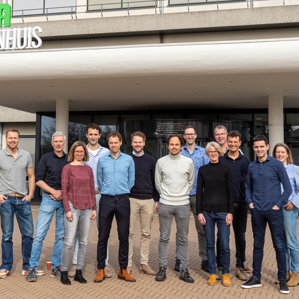 13 mensen staan naast elkaar voor de ingang van het Anna Ziekenhuis Anna Ziekenhuis Sports & Orthopedics Research Center