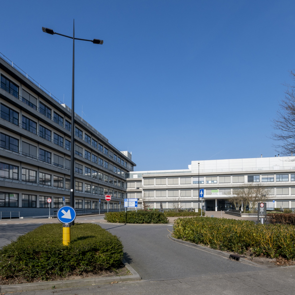 De hoofdingang van het Anna Ziekenhuis Huisartsenspoedpost van het Anna Ziekenhuis is van vrijdag tot en met maandag ook ‘s nachts geopend.