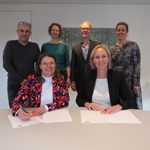 Een groep medewerkers van Anna Zorggroep en Kempenhaege tekenen de intentieverklaring voor de onderlinge samenwerking op het gebied van laboratoriumonderzoek. Anna Zorggroep gaat de krachten bundelen met Kempenhaeghe op het gebied van laboratoriumonderzoek. Door onze samenwerking te versterken willen we naast kostenbeheersing, de kwaliteit van het diagnostisch laboratoriumonderzoek verhogen en dienstverlening aan de cliënt nog beter maken.