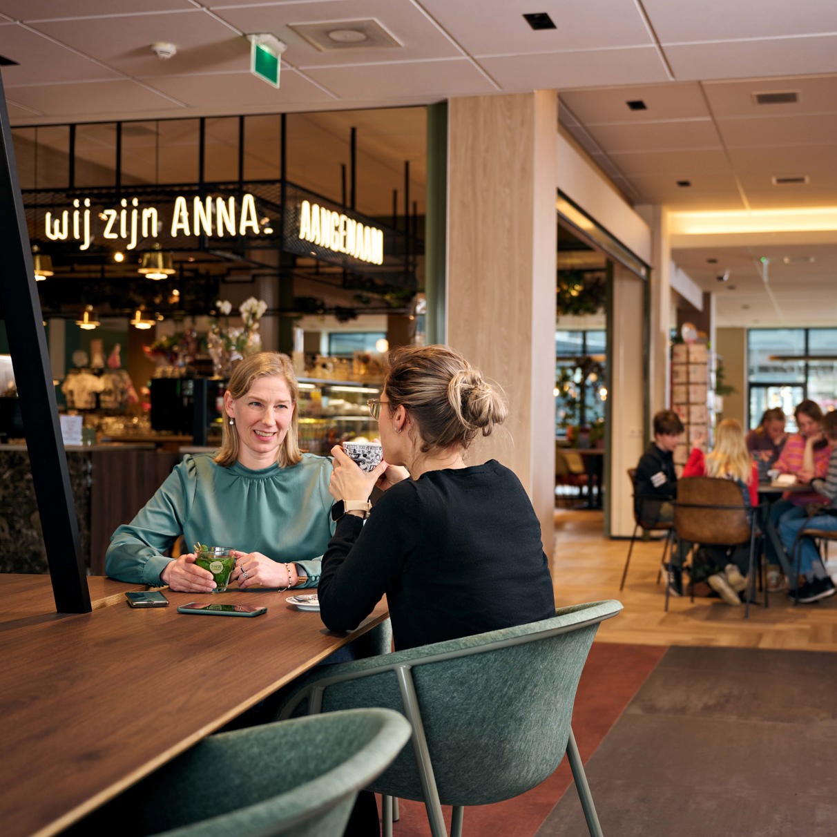 In onze koffiecorner in de centrale hal kun je terecht voor een kopje koffie, iets lekkers of een cadeautje