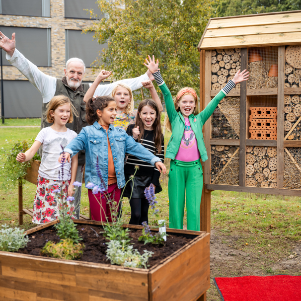 Insectenhotel bij Anna Ouderenzorg geopend door bewoner en basisschoolleerlingen