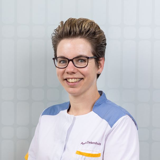 Profielfoto van Vera Middel - ziekenhuisapotheker Vera Middel is ziekenhuisapotheker bij het Anna Ziekenhuis