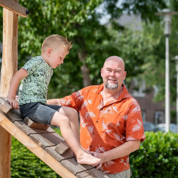 Foto van Han en zoon Wes in de speeltuin bij een speelhuisje Han heeft slaapapneu en krijgt nu de juiste begeleiding in het Anna Ziekenhuis