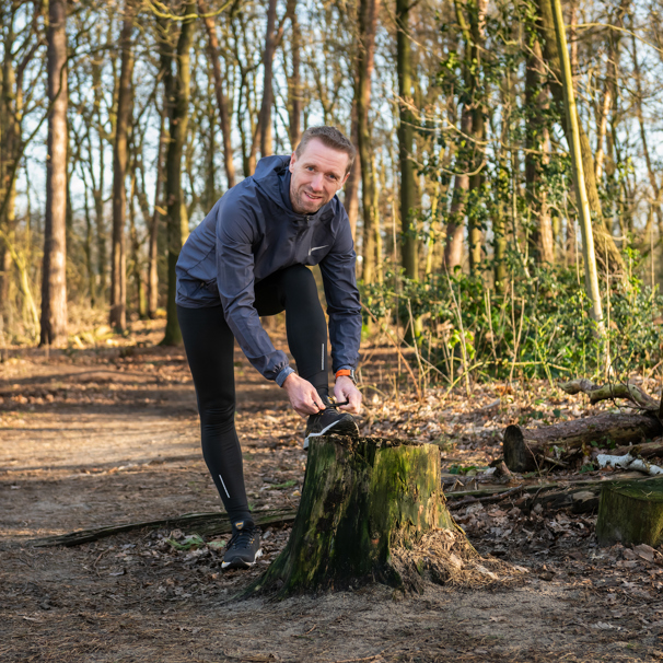 Wilco in sportkleding in het bos strikt zijn veters Wilco vertelt over zijn liesbreukoperatie waardoor hij nu weer zonder problemen kan sporten.