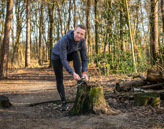 Wilco in sportkleding in het bos strikt zijn veters Wilco vertelt over zijn liesbreukoperatie waardoor hij nu weer zonder problemen kan sporten.