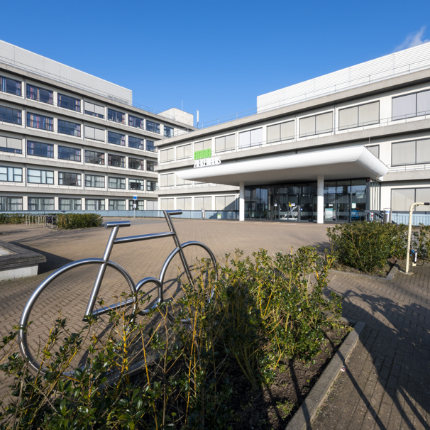 De hoofdingang van het Anna Ziekenhuis In het Anna Ziekenhuis kan een oudere patiënt voortaan vanuit de spoedeisende hulp direct naar herstel- of revalidatieplek