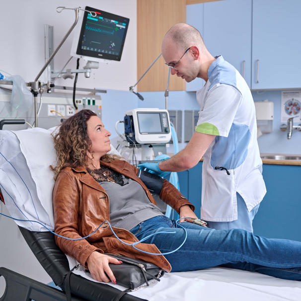 Patiënt ligt op behandeltafel terwijl verpleegkundige ernaast staat en haar bloeddruk opmeet Spoedeisende Hulp (SEH) Anna Ziekenhuis voor als je acuut zorg nodig hebt