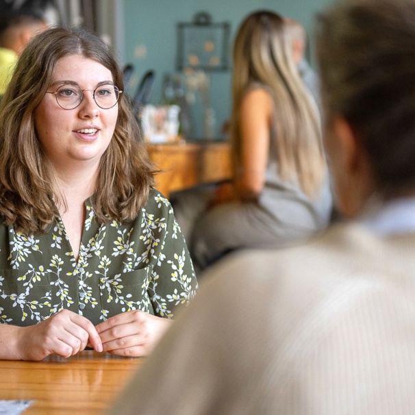 Zorgconsulent van Anna Zorggroep in gesprek met een ouderen over Langer Thuis Wijzer Langer Thuis Wijzer is één informatiepunt op het gebied van welzijn, wonen en zorg voor senioren in Geldrop-Mierlo.