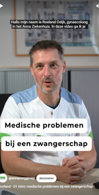 Thumbnail van een video met daarin gynaecoloog Roeland Odijk op een stoel achter een tafel Medische problemen bij een zwangerschap Roeland Odijk