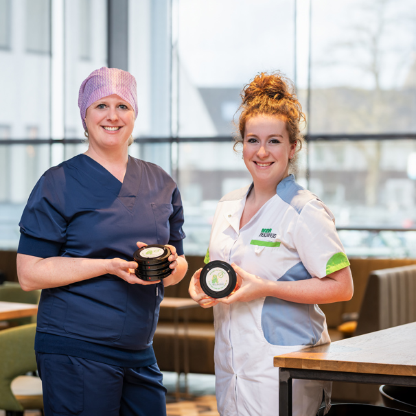 Anesthesiemedewerker Susanne en verpleegkundige Anne laten met trots het buzzersysteem zien Anna Ziekenhuis introduceert buzzersysteem op de kinderafdeling