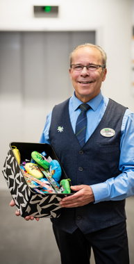 Henk Polman is gastheer bij Anna Ziekenhuis